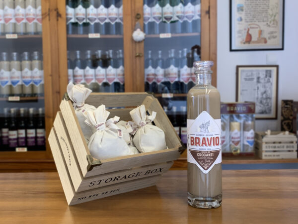 Botella 70 cl. sobre fondo crema sabor crocanti anis bravio marca estepa