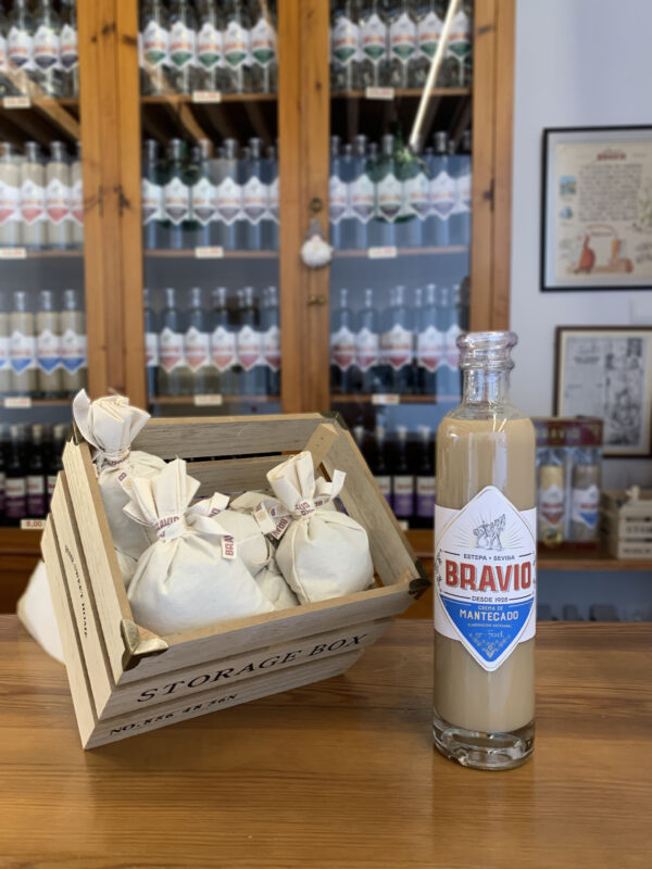 Botella 70 cl. sobre fondo crema sabor mantecado anis bravio marca estepa