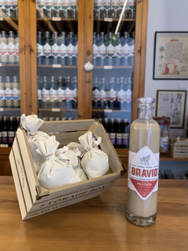 Botella 70 cl. sobre fondo crema sabor polvoron anis bravio marca estepa