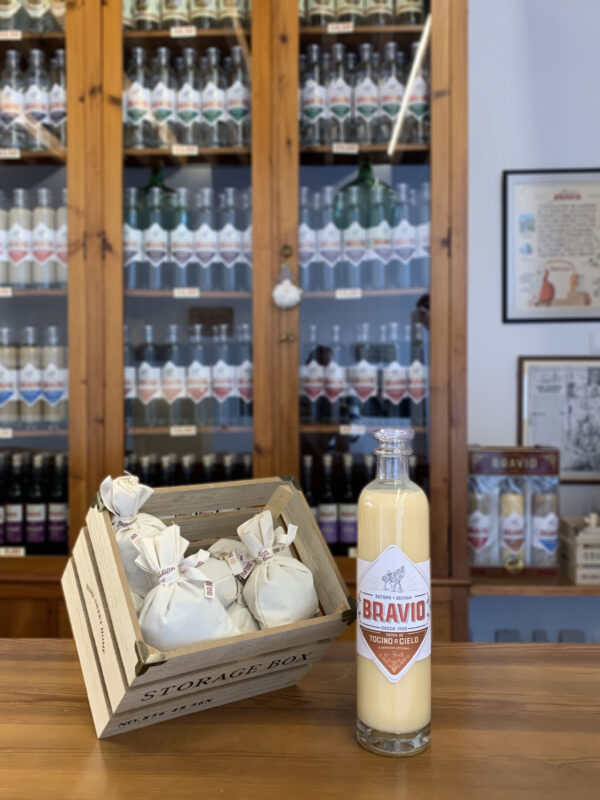 Botella 70 cl. sobre fondo crema sabor tocino de cielo anis bravio marca estepa
