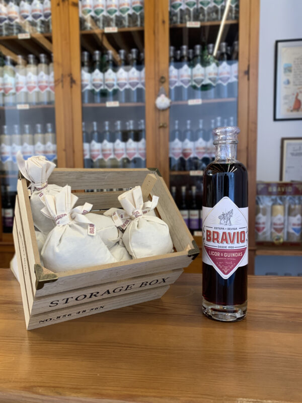 Botella 70 cl. sobre fondo licor de guindas anis bravio marca estepa