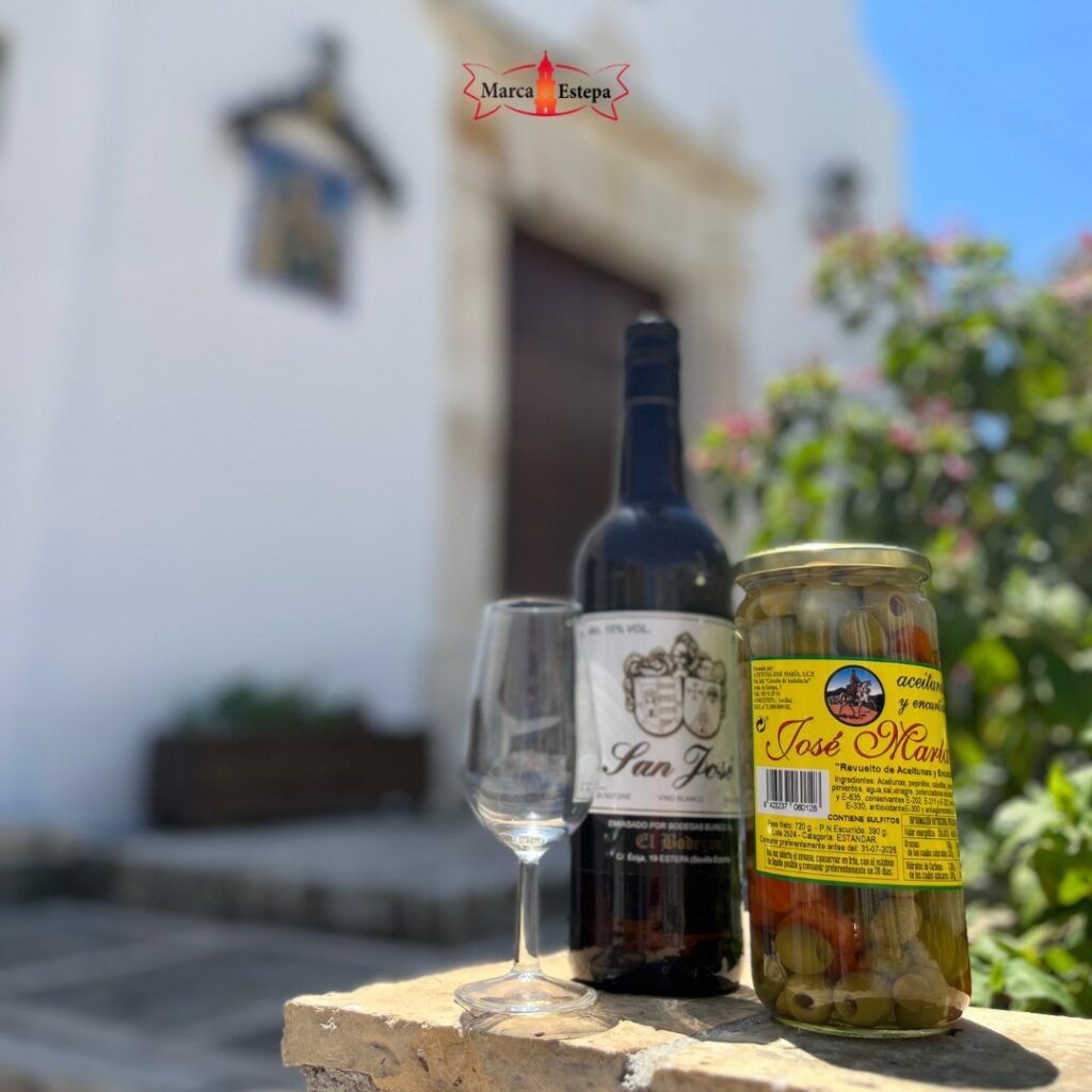Vino y aceitunas en la plaza de la iglesia de Santa Ana Estepa